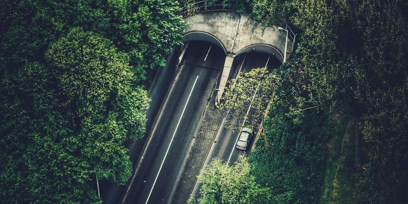 精密制造如何赋能智慧仓储?解析冲压件与注塑模具在自动化导轨滑块中的精度革命